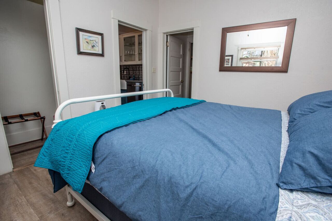 1 habitación, escritorio, tabla de planchar con plancha y wifi 