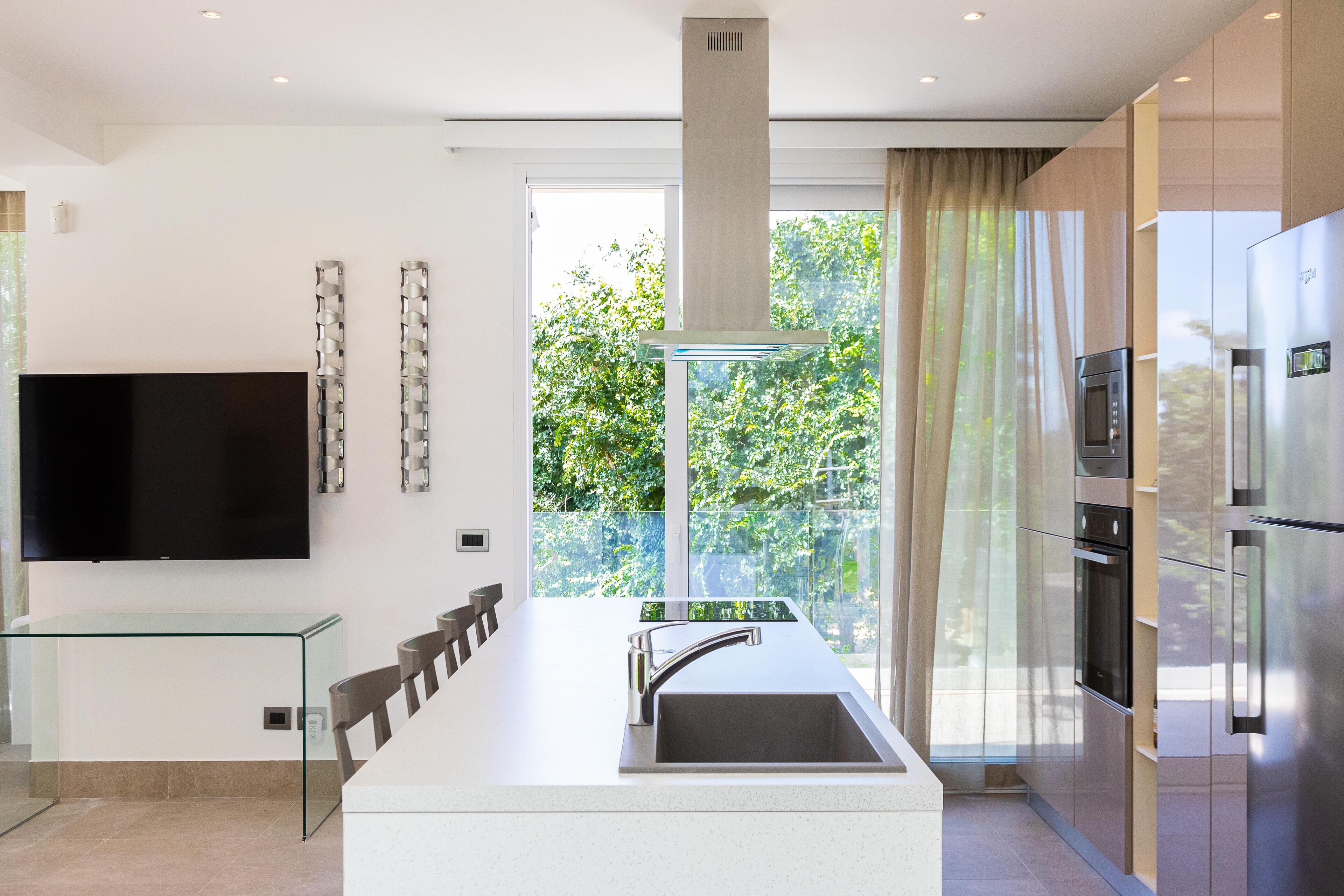 Køleskab, mikrobølgeovn, ovn, kogeplade