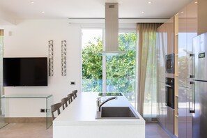 Køleskab, mikrobølgeovn, ovn, kogeplade