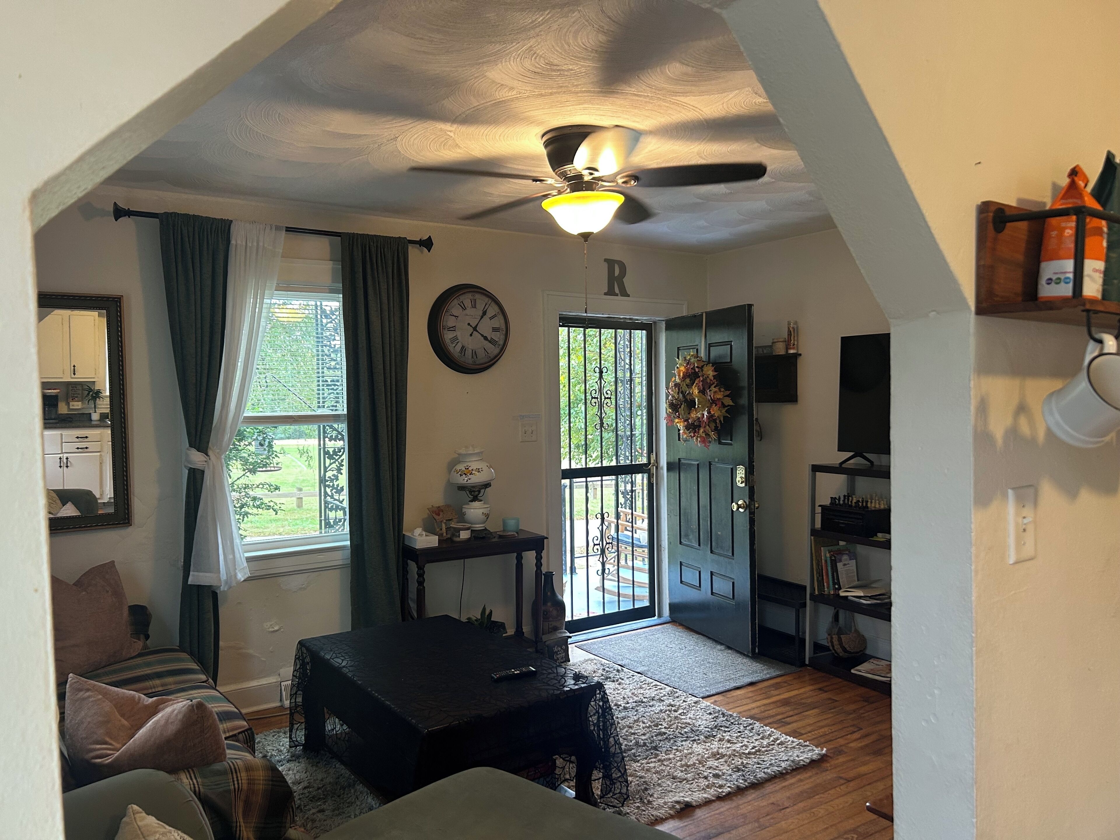 Smart TV, books, stereo