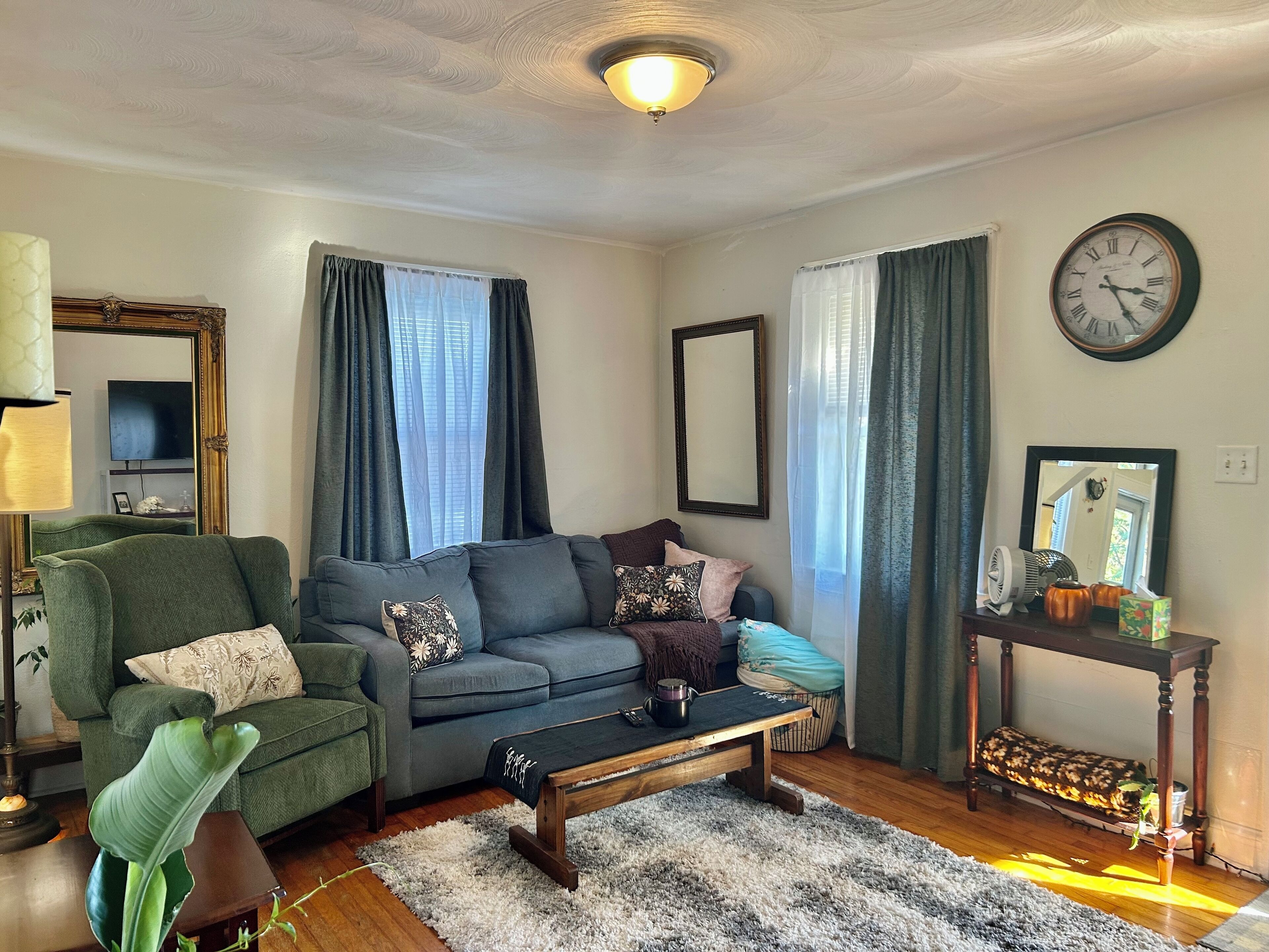 Smart-TV, bøker og stereoanlegg