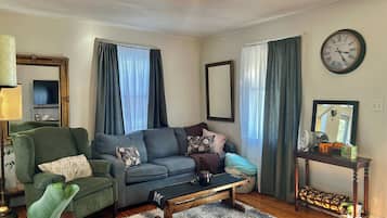 Smart-TV, bøker og stereoanlegg