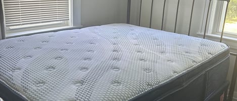 2 bedrooms, desk, iron/ironing board, free WiFi
