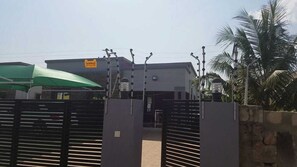 Terrace/patio - Cozy, Modern 2 Bedroom 2.5 Bath Private Home in Haatso, Accra (Accra)