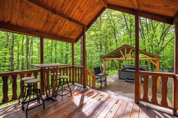 Terrace/patio - Secluded Log Cabin with Premium Hot Tub under Gazebo (Logan)