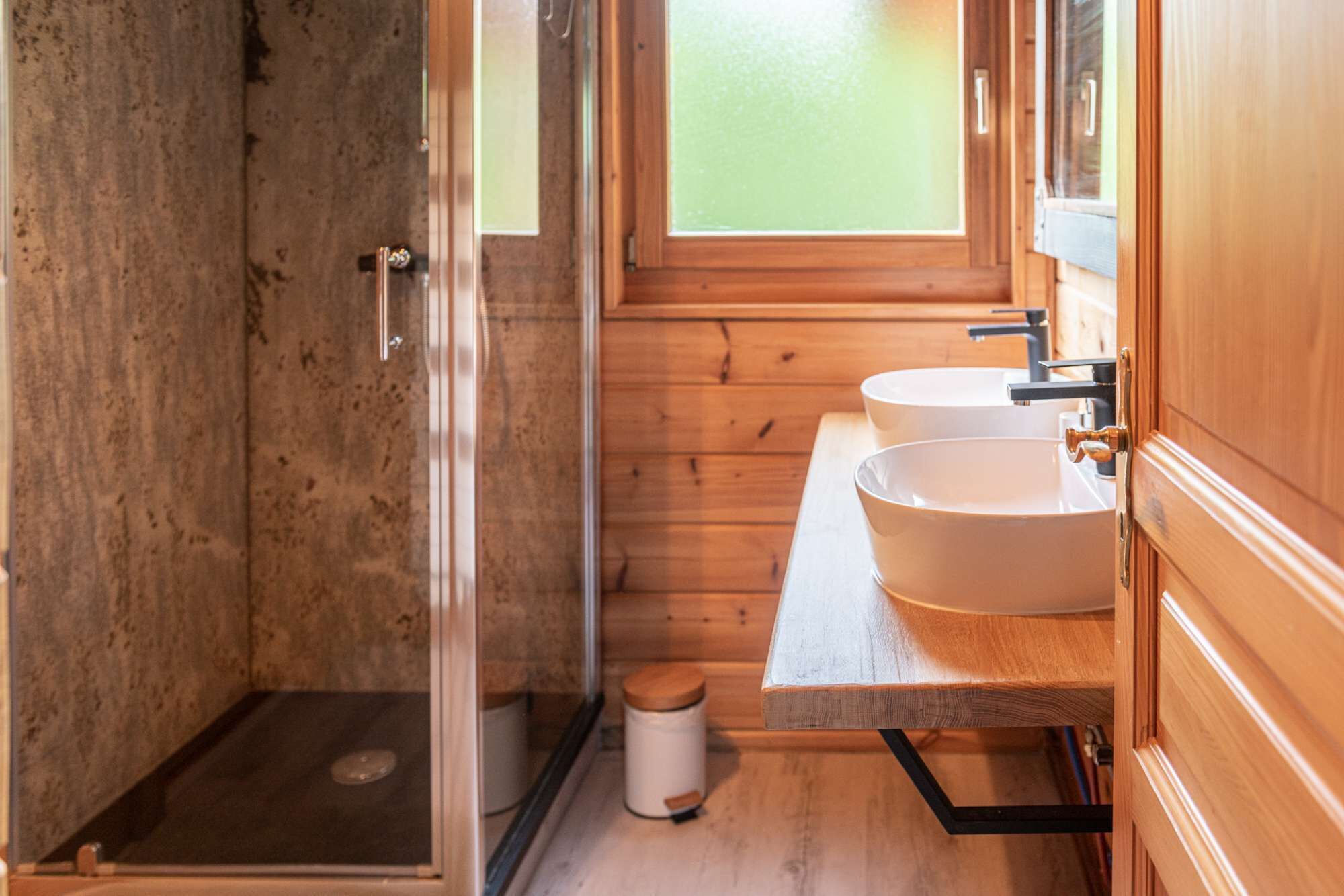 Dusj, boblebad, hårføner og badekåper