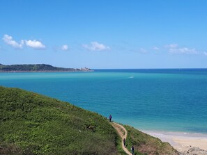 Una playa cerca