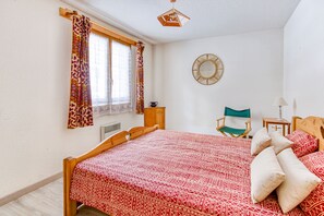 2 bedrooms, iron/ironing board, free WiFi