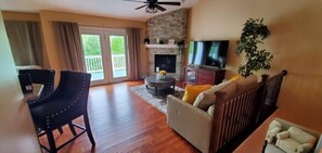 TV, fireplace - Beautiful and Cozy Lake Geneva Home for Rent (Lake Geneva)