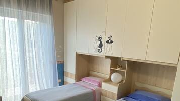 2 Schlafzimmer, Schreibtisch, Bügeleisen/Bügelbrett, Reisekinderbett