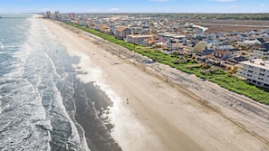 Une ville côtière dotée de propriétés en bord de mer, notamment des maisons et une jetée.