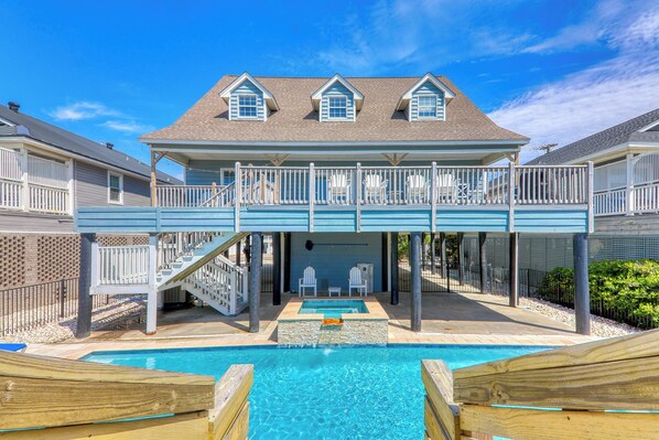 Een buitenzwembad, een verwarmd zwembad