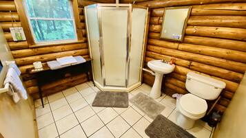 Ducha, toallas, jabón y papel higiénico