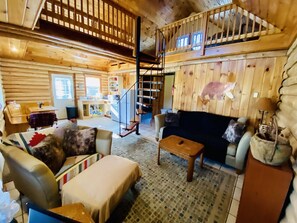 TV, books - The Bear Lodge Cabin - A rustic retreat on the Ammonoosuc River (Twin Mountain)