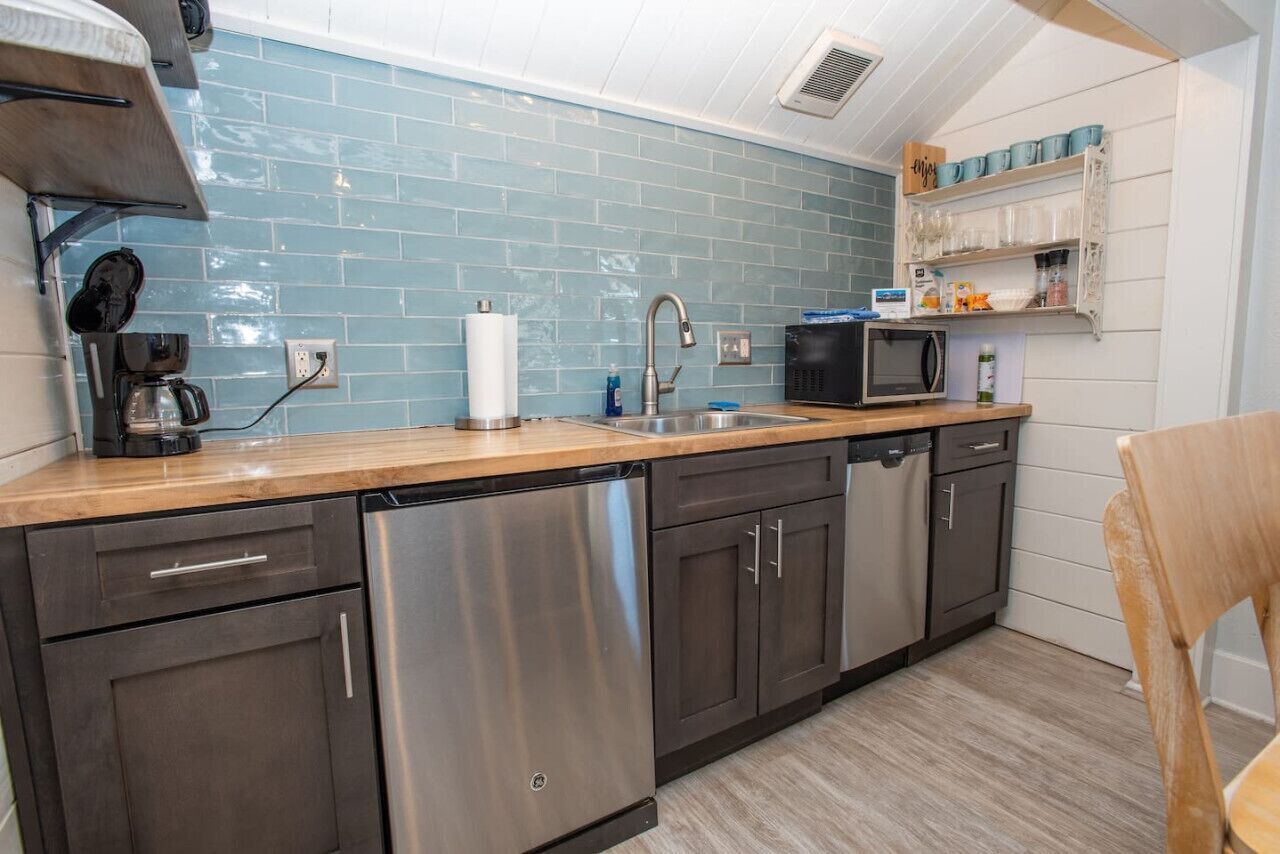 Fridge, microwave, dishwasher, coffee/tea maker