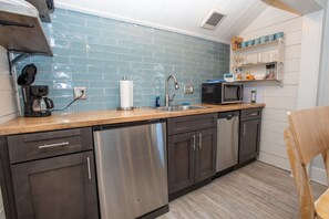 Réfrigérateur, four à micro-ondes, lave-vaisselle, cafetière-théière