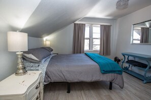 1 bedroom, desk, WiFi, bed sheets