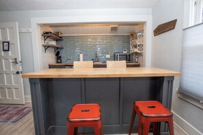 Réfrigérateur, micro-ondes, lave-vaisselle, cafetière/bouilloire