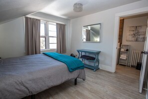 1 bedroom, desk, WiFi, bed sheets