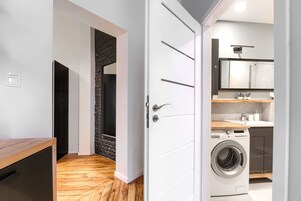 设计开间套房 | 浴室 | 淋浴设施、免费洗浴用品、吹风机、毛巾