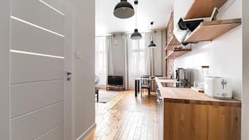 Design Studio Suite | Private kitchenette | Fridge, stovetop, dishwasher, coffee/tea maker