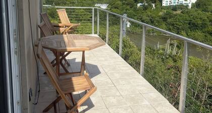 Breezy Hilltop, Hart Bay View, only minutes from town