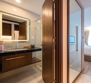 Combined shower/bathtub, bidet - Luxury Apartment 5* in Central Nhatrang (Thành phố Nha Trang)