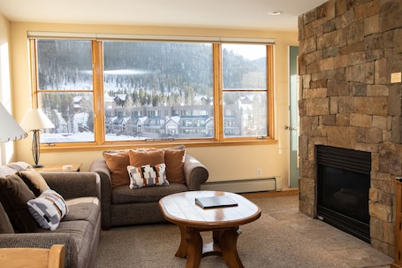 Fireplace. On Keystone Lake/Shuttle to Lifts/Pool and Hot Tub Access/Great Amenities
