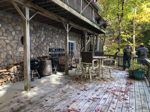 Outdoor dining - Lake House Getaway (Fountain)