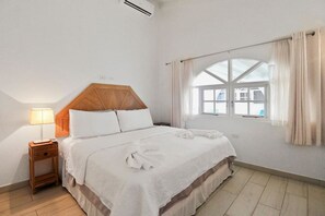 1 quarto, cofres nos quartos, ferros/tábuas de passar roupa
