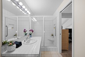 Een douche, een haardroger, handdoeken, shampoo