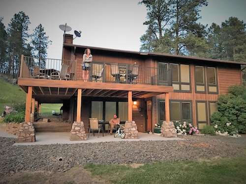 Big Horn Lodge - Rare Cabin Bordering Custer State Park - Absolute Seclusion and Serenity