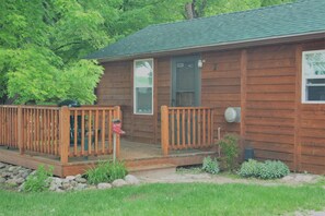 Terrace/patio - Cozy and Clean Cabin Thirty Minutes from Mt Rushmore - In Rapid City On Canyon Lake Thirty Minutes from Mt Rushmore (Rapid City)