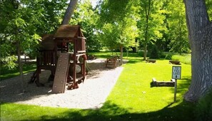 Property grounds - Cozy and Clean Cabin Thirty Minutes from Mt Rushmore - In Rapid City On Canyon Lake Thirty Minutes from Mt Rushmore (Rapid City)