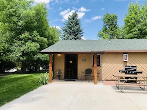 Outdoor dining - Country Feel - In Town Appeal Cottage - In Rapid City On Canyon Lake Thirty Minutes from Mt Rushmore (Rapid City)
