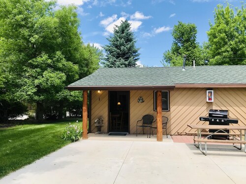 Country Feel - In Town Appeal Cottage - In Rapid City On Canyon Lake Thirty Minutes from Mt Rushmore