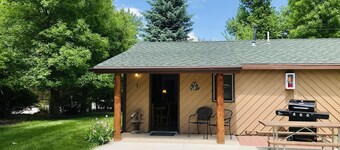 Country Feel - In Town Appeal Cottage - In Rapid City On Canyon Lake Thirty Minutes from Mt Rushmore