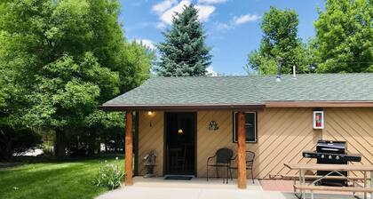 Country Feel - In Town Appeal Cottage - In Rapid City On Canyon Lake Thirty Minutes from Mt Rushmore