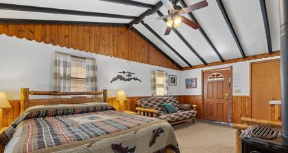 Studio Deluxe Cabin Thirty Minutes to Mt Rushmore - In Rapid City On Canyon Lake Thirty Minutes from Mt Rushmore