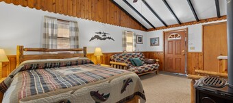 Studio Deluxe Cabin Thirty Minutes to Mt Rushmore - In Rapid City On Canyon Lake Thirty Minutes from Mt Rushmore