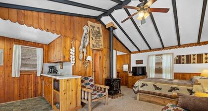 Studio Deluxe Cabin Thirty Minutes to Mt Rushmore - In Rapid City On Canyon Lake Thirty Minutes from Mt Rushmore