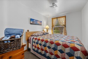 2 bedrooms, WiFi, bed sheets - Make memories from your patio - In Rapid City On Canyon Lake Thirty Minutes from Mt Rushmore (Rapid City)