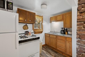Private kitchen - Make memories from your patio - In Rapid City On Canyon Lake Thirty Minutes from Mt Rushmore (Rapid City)