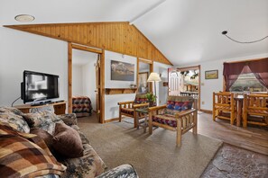 Fireplace - Make Memories from your Deck - In Rapid City On Canyon Lake Thirty Minutes from Mt Rushmore (Rapid City)