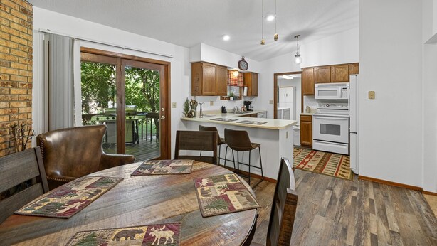 Private kitchen - Cougar Lodge Vacation Home Thirty Minutes from Mt Rushmore - In Rapid City On Canyon Lake Thirty Minutes from Mt Rushmore (Rapid City)