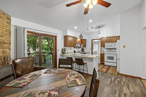 Cougar Lodge Vacation Home Thirty Minutes from Mt Rushmore - In Rapid City On Canyon Lake Thirty Minutes from Mt Rushmore