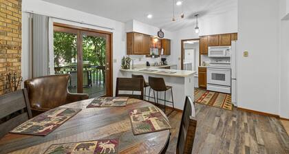 Cougar Lodge Vacation Home Thirty Minutes from Mt Rushmore - In Rapid City On Canyon Lake Thirty Minutes from Mt Rushmore