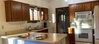 Cougar Lodge Vacation Home Thirty Minutes from Mt Rushmore - In Rapid City On Canyon Lake Thirty Minutes from Mt Rushmore