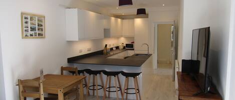 Køleskab, mikrobølgeovn, ovn, kogeplade