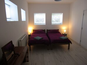 2 bedrooms, iron/ironing board, WiFi, bed sheets - Spacious 2 bed flat with free Parking in Rottingdean (Rottingdean)